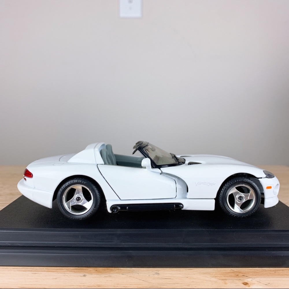 1992 Dodge Viper RT/10 Collectible - Picture 8 of 11